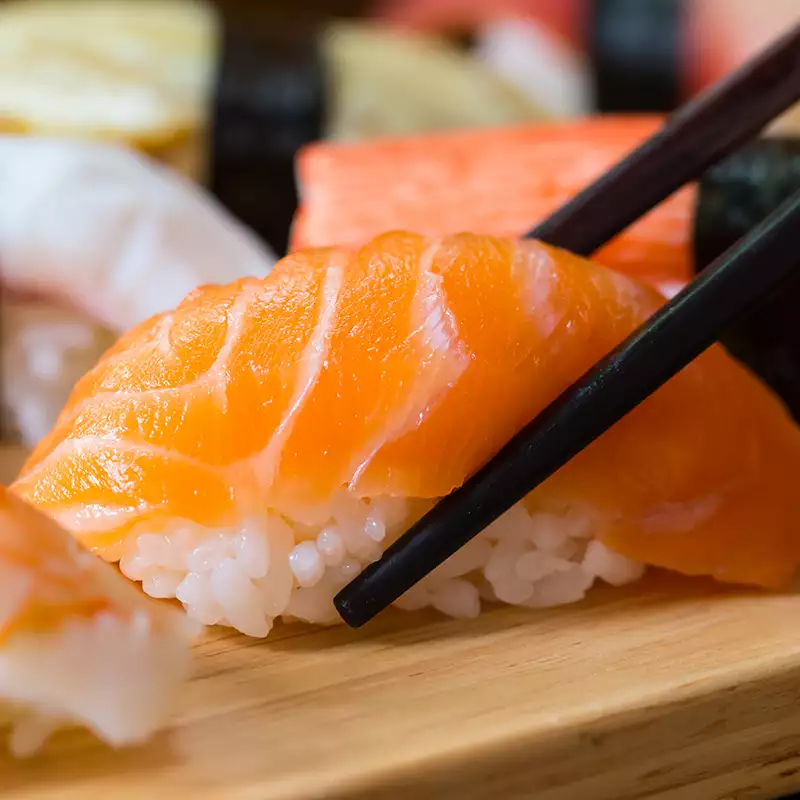 Sushis traditionnels au saumon