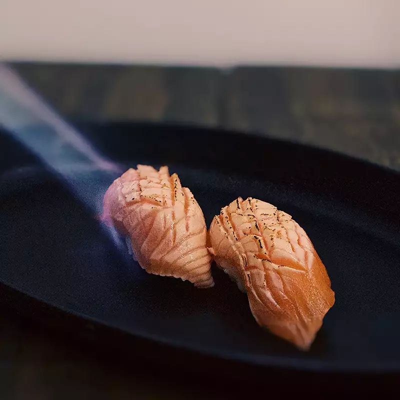 Sushi Burn au canard fumé, mariné et flambé